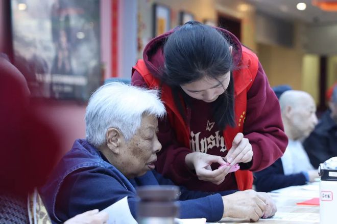 青年志愿服务团走进西安附医养老中心开元棋牌网站陕西工商职业学院天使