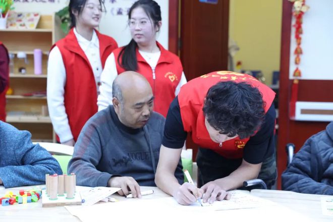 青年志愿服务团走进西安附医养老中心开元棋牌网站陕西工商职业学院天使(图2)