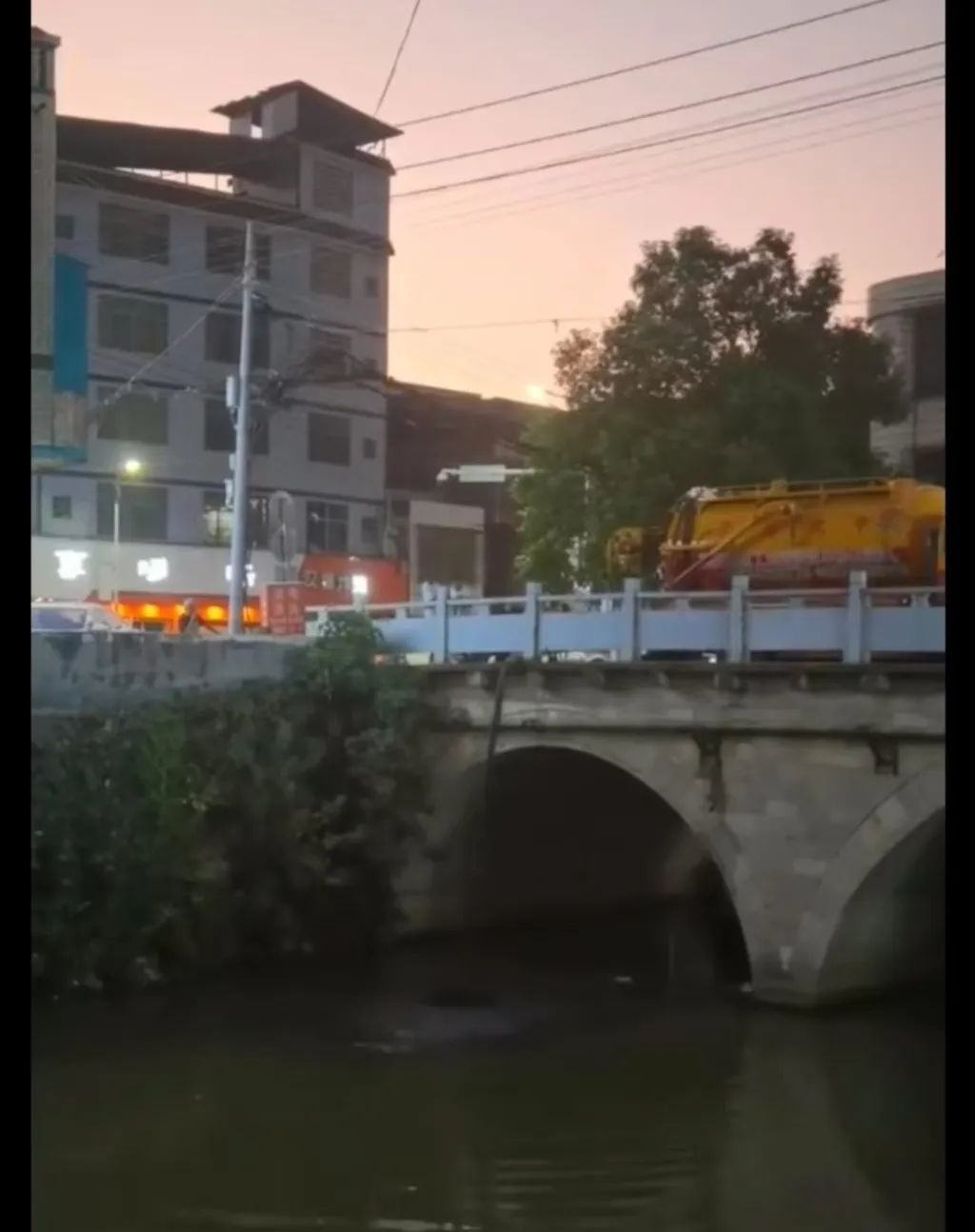 流排放污水 当地政府回应开元棋牌市政车被