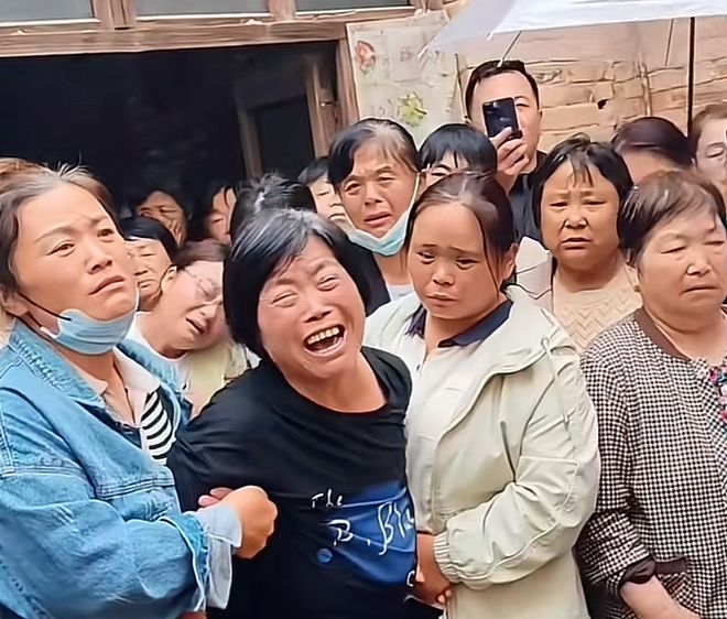 他乡！55岁父亲一夜白发18个人负责抬棺开元棋牌app34岁河南卡友高振雷客死(图2)