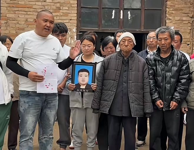 他乡！55岁父亲一夜白发18个人负责抬棺开元棋牌app34岁河南卡友高振雷客死(图1)