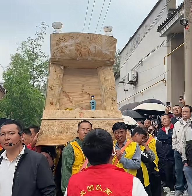 他乡！55岁父亲一夜白发18个人负责抬棺开元棋牌app34岁河南卡友高振雷客死(图9)