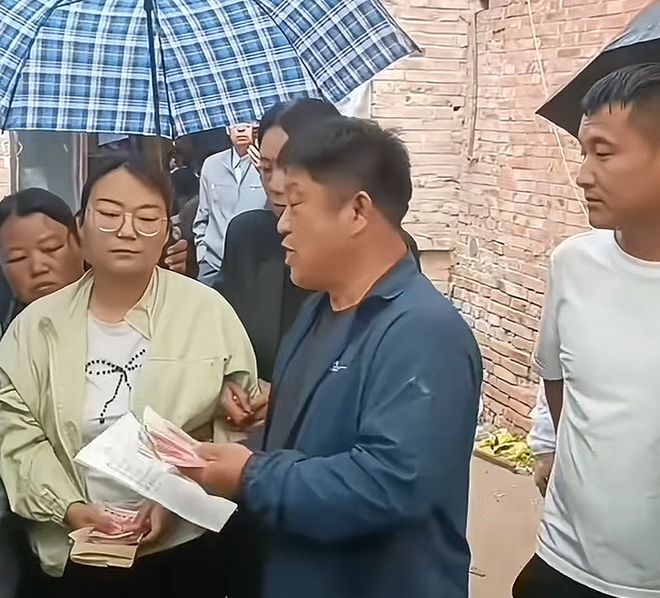 他乡！55岁父亲一夜白发18个人负责抬棺开元棋牌app34岁河南卡友高振雷客死(图5)